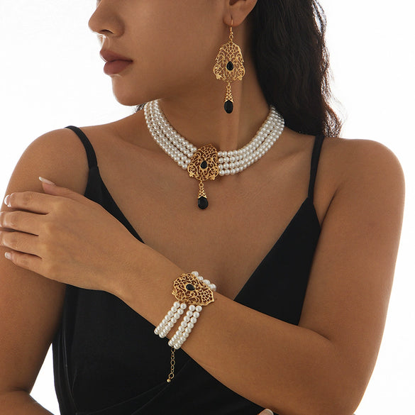 Wholesale Imitation Pearl Beaded Clavicle Necklace With Flower Pattern And Rhinestone Pendant In Retro Style For Women