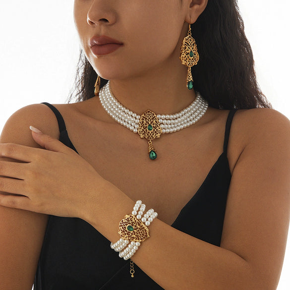 Wholesale Imitation Pearl Beaded Clavicle Necklace With Flower Pattern And Rhinestone Pendant In Retro Style For Women