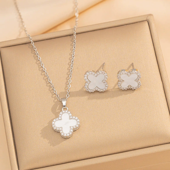 Wholesale Imitation Silver Fourleaf Clover Titanium Steel Necklace Pendant With Electroplating For Women Super Flash Full Diamond Temperament