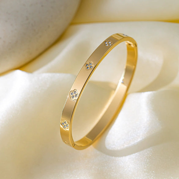 Wholesale Inlaid Diamond Fourleaf Clover Buckle Titanium Steel 18K Electroplated Bracelet