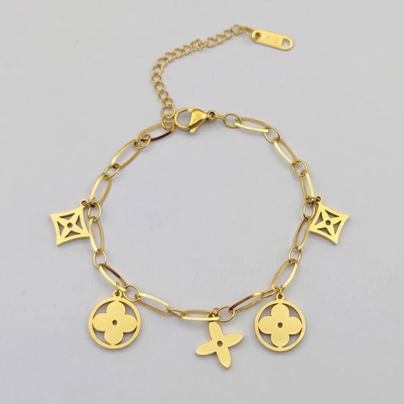 Wholesale Ins Style Women's Jewelry Titanium Steel Necklace With Clover Pendant And Plants And Flowers Pattern Electroplated Design