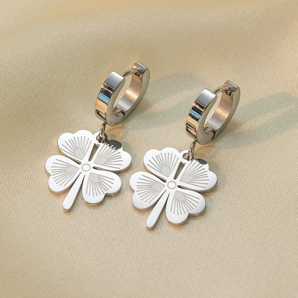 Wholesale Ins Style Women's Jewelry Titanium Steel Necklace With Clover Pendant And Plants And Flowers Pattern Electroplated Design