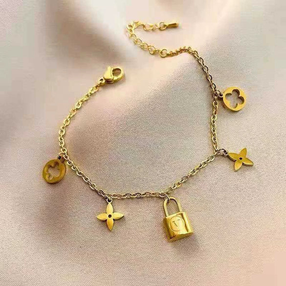 Wholesale Ins Style Women's Jewelry Titanium Steel Necklace With Clover Pendant And Plants And Flowers Pattern Electroplated Design