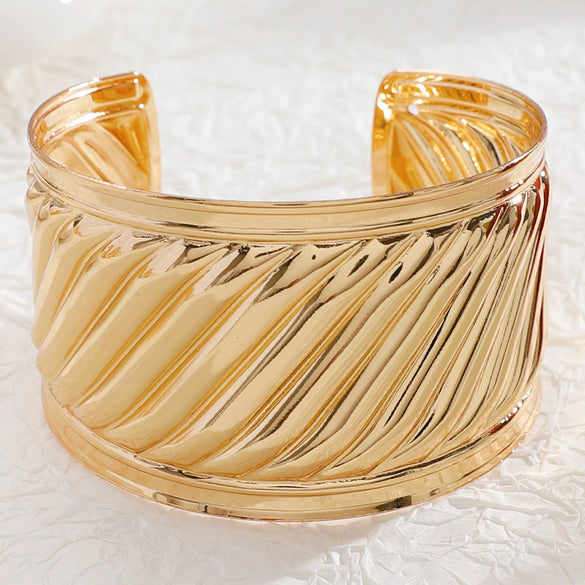 Wholesale Iron Electroplated Gold Widebrimmed Irregular Geometric Minimalist Retro Exaggerated Personality Bracelet Jewelry