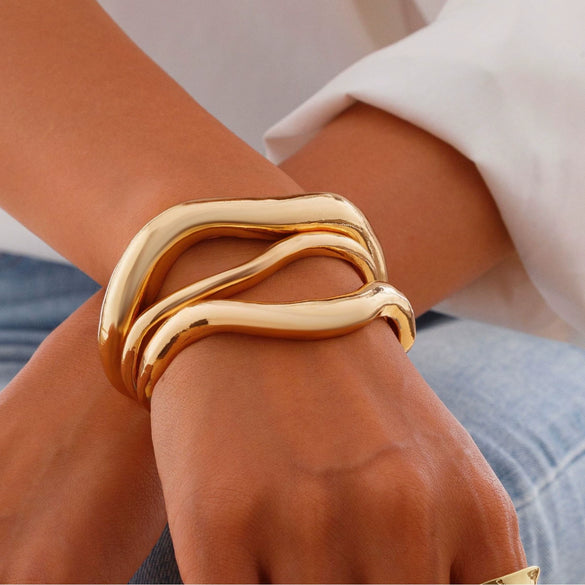 Wholesale Jewelry Alloy Geometric Hollow Pleated Ring And Irregular Cambered Bracelet Set With Electroplating