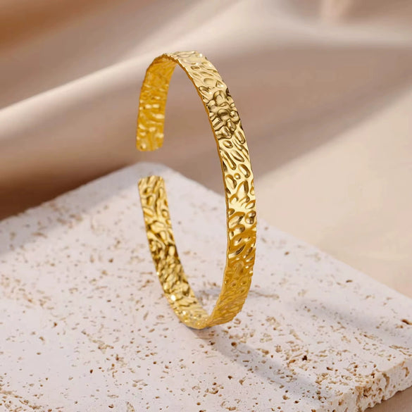 Wholesale Jewelry French Retro Niche Design Stainless Steel Opening Bracelet For Women With Electroplating And Geometric Style