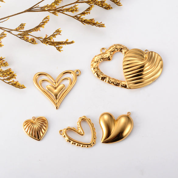 Wholesale Jewelry Retro Art Embossed Hollow Love Stainless Steel Peach Heart Pendant 18K Gold Plated