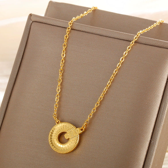 Wholesale Jewelry Retro Style Alloy Honeycomb Bow Geometric Ochain Pendant Necklace For Women With 5D Craft And Electroplating