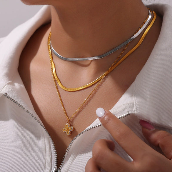Wholesale Jewelry Simple Style 316L Stainless Steel Blade Chain Fourleaf Clover Inlaid Zircon Pendant Goldplated Necklace With Geometric Pattern