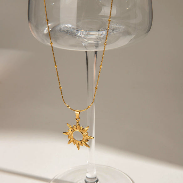 Wholesale Jewelry Stainless Steel And Titanium Steel Retro Exquisite Hollow Sun Pendant Necklace With Electroplating