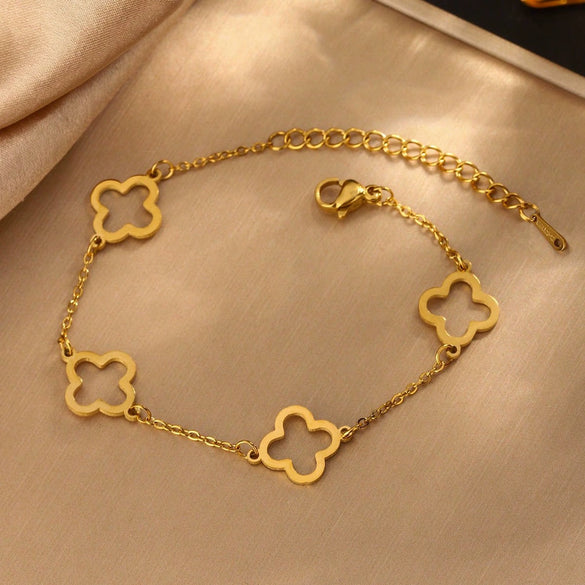 Wholesale Jewelry Suit With Hollow Four Leaf Clover Ring And Earrings In Fashion Style Made Of Stainless Steel With Flower Pattern And Electroplating Treatment