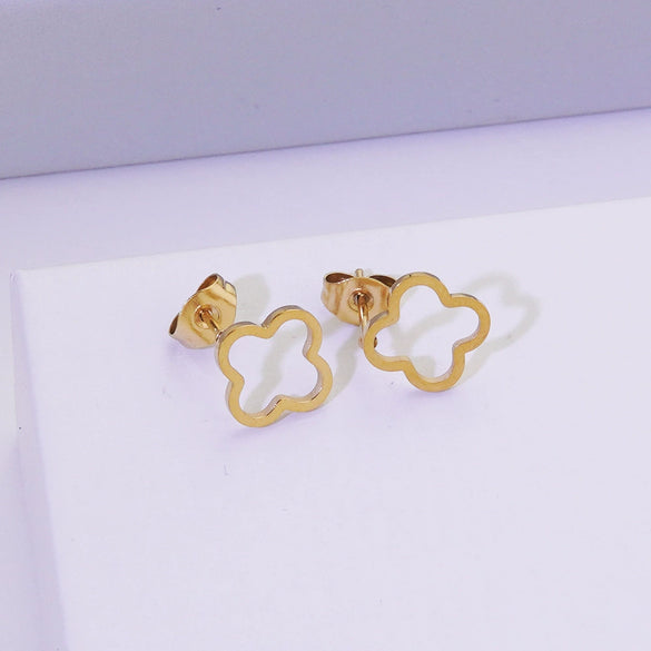 Wholesale Jewelry Suit With Hollow Four Leaf Clover Ring And Earrings In Fashion Style Made Of Stainless Steel With Flower Pattern And Electroplating Treatment