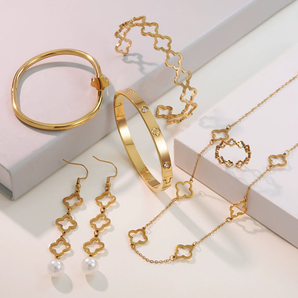 Wholesale Jewelry Suit With Hollow Four Leaf Clover Ring And Earrings In Fashion Style Made Of Stainless Steel With Flower Pattern And Electroplating Treatment