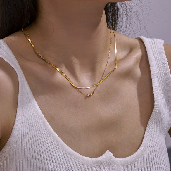 Wholesale Jewelry Titanium Steel Electroplated 18K Gold Dolphin Bead Pendant Lockbone Chain For Women Niche Light Luxury Design Animals Zodiac Style