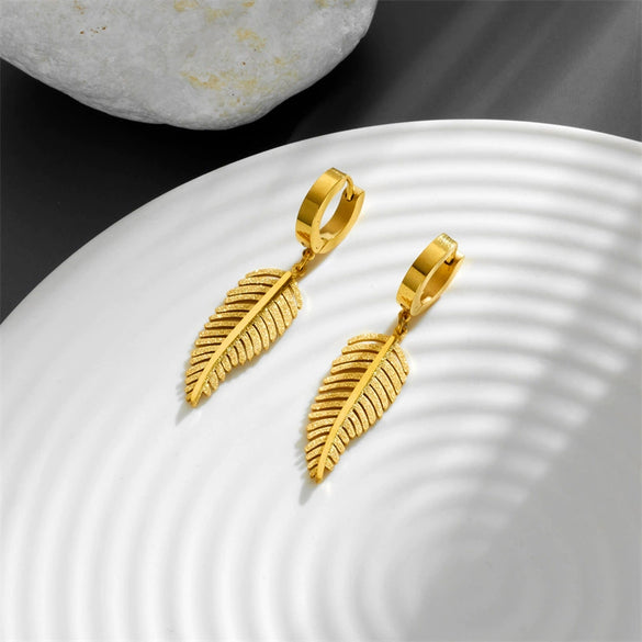 Wholesale Jewelry Titanium Steel Feather Pendant With Geometric Pattern And Vacuum Electroplating In Furnace Treatment For Women And Unisex