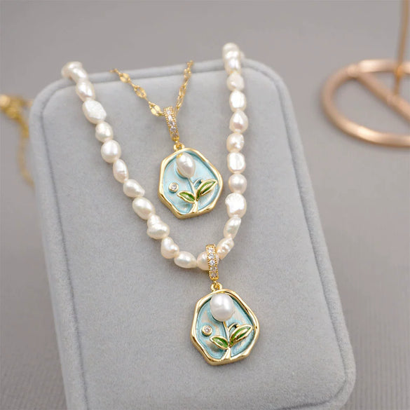 Wholesale Jewelry Vintage Style Geometric Flower Alloy Pendant Necklace Inlaid With Freshwater Pearls And Cross Chain