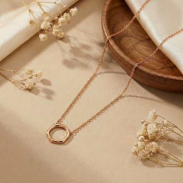 Wholesale 18K Gold Geometric Circle Pendant Electroplated Clavicle Chain For Women And Couples