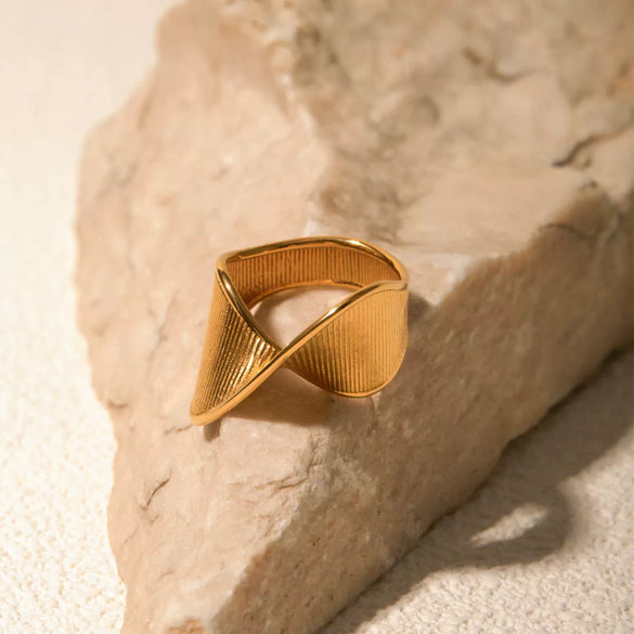 Wholesale Ladies Stainless Steel Geometric Electroplated Twist Closed Ring Fashion Jewelry
