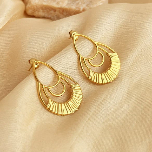Wholesale Ladies Stainless Steel 18K Gold Plated Retro Temperament Earrings With Heart And Geometric Styling And Electroplating Treatment