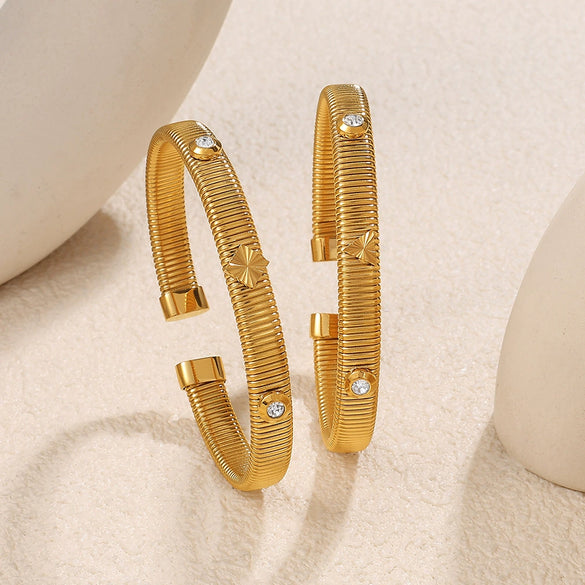 Wholesale Light Luxury Allmatch Fourleaf Clover Stripe Stretch Trend Highgrade Design 316L Stainless Steel Electroplated Bracelet