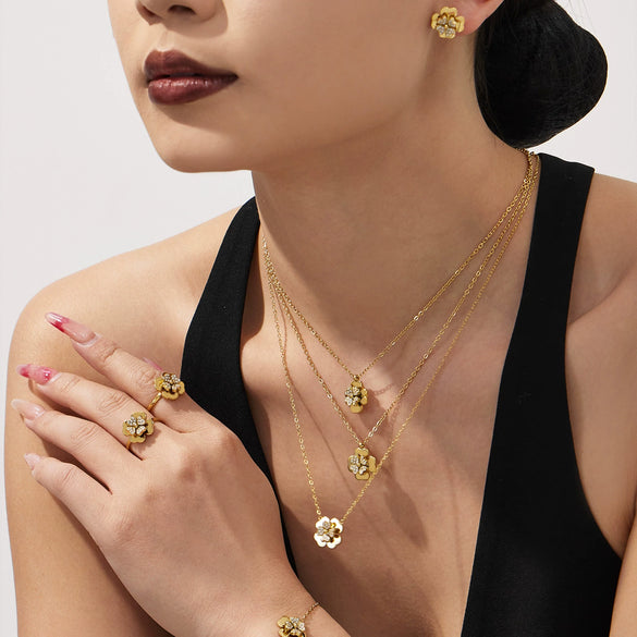 Wholesale Light Luxury Electroplated Stainless Steel Four Leaf Flower Inlaid Zircon Women's Jewelry Set With Necklace And Bracelet