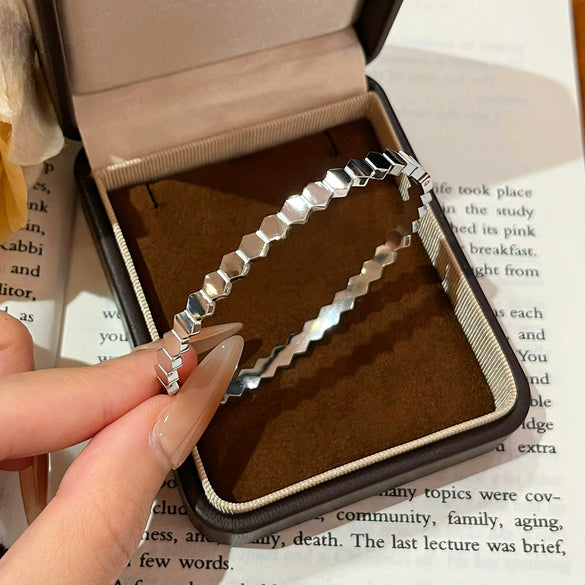 Wholesale Light Luxury Geometric Pentagonal Stitching 18K Goldplated Titanium Steel Bracelet For Women With Polish Finish
