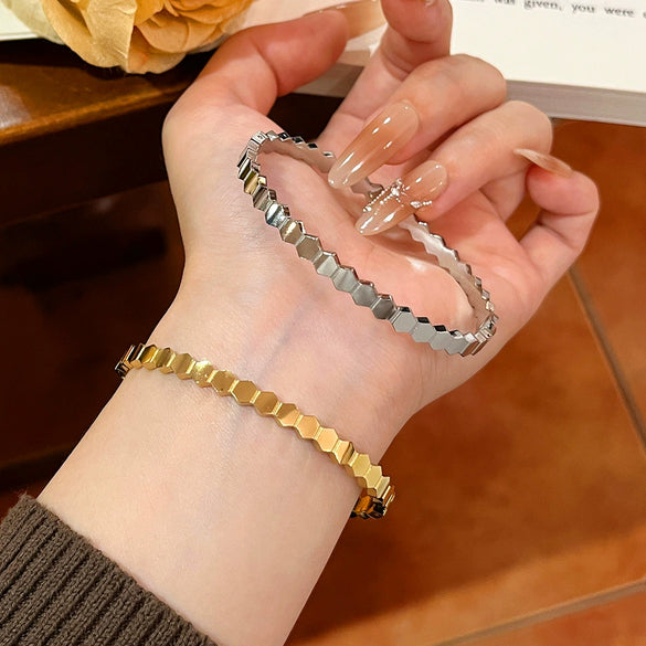 Wholesale Light Luxury Geometric Pentagonal Stitching 18K Goldplated Titanium Steel Bracelet For Women With Polish Finish