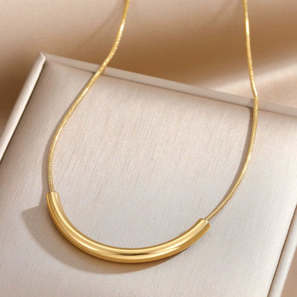 Wholesale Light Luxury Goldplated Stainless Steel Insectpatterned Ochain Necklace