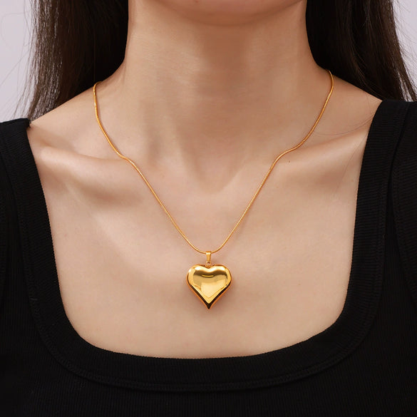 Wholesale Light Luxury Heartshaped Hollow Titanium Steel Pendant Clavicle Chain Necklace Plated 18K Gold For Women