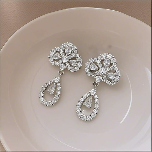 Wholesale Light Luxury Minimalist Zinc Alloy Drop Shape Electroplated Earrings For Women