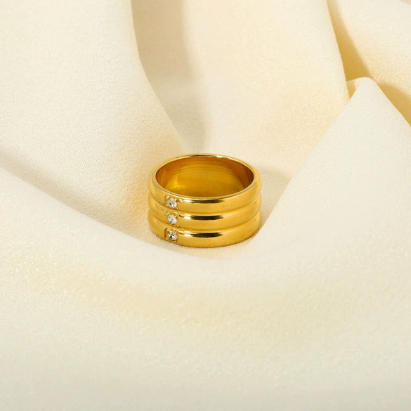 Wholesale Light Luxury Niche Simple Design Nonfading Unisex Ring In Stainless Steel With Wave Pattern And Vacuum Real Gold Pvd Treatment