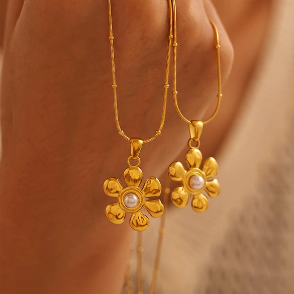 Wholesale Light Luxury Stainless Steel Imitation Pearl Sunflower Geometric Pendant Clavicle Necklace With Pvd Plating