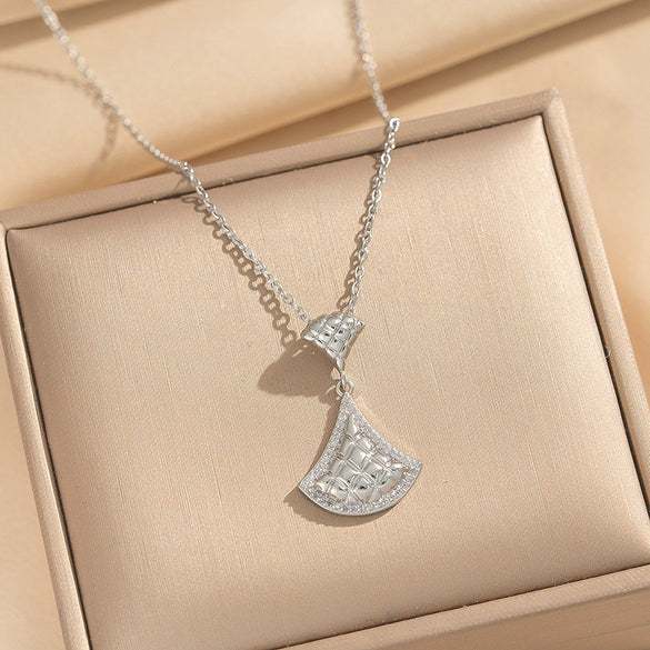 Wholesale Light Luxury Style Geometric Wave Pattern 18K Gold Plated Copper Pendant O Word Chain Necklace For Women