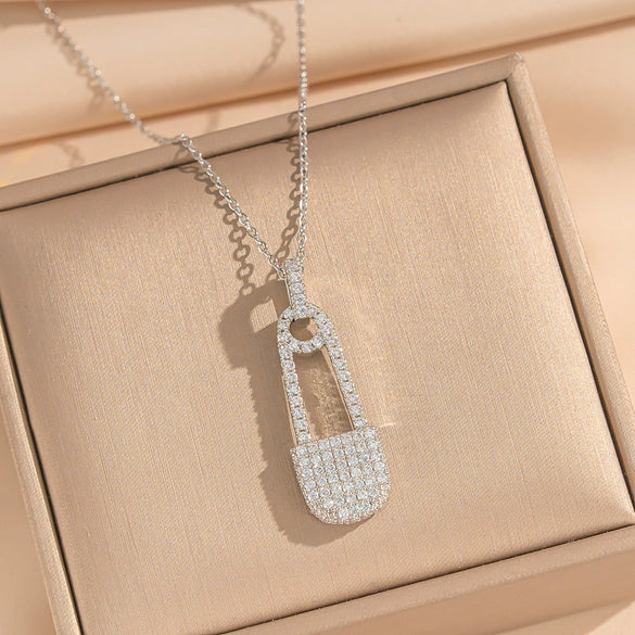 Wholesale Light Luxury Style Geometric Wave Pattern 18K Gold Plated Copper Pendant O Word Chain Necklace For Women