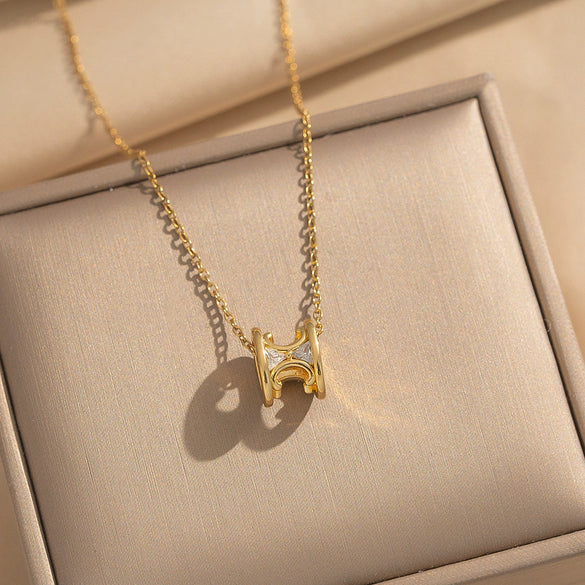 Wholesale Light Luxury Style Geometric Wave Pattern 18K Gold Plated Copper Pendant O Word Chain Necklace For Women