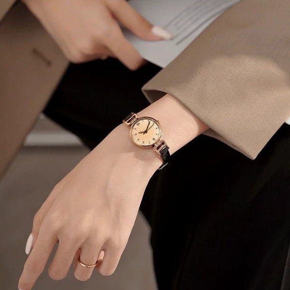 Wholesale Light Luxury Style Women's Quartz Watch With Round Dial Alloy Case Genuine Leather Strap And Spiral Crown Simple Elegant Retro Digital Watch