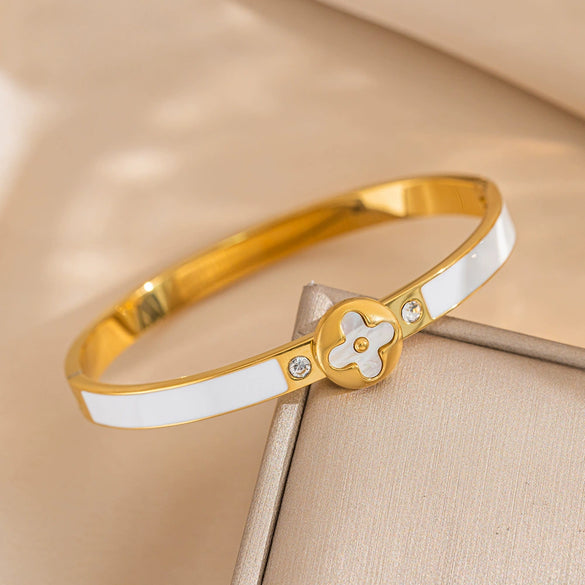 Wholesale Light Luxury Titanium Steel And Stainless Steel Bracelet With Fourleaf Clover Pattern And Electroplating Treatment