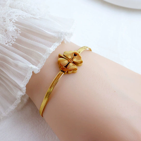 Wholesale Light Luxury Titanium Steel Fourleaf Clover Women's Bracelet With Love Marking Pendant And Electroplating Design
