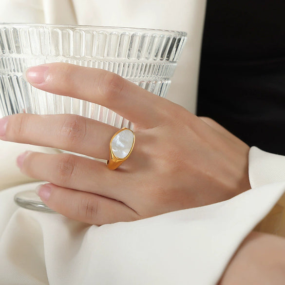 Wholesale Light Luxury White Sea Shell Open Ring For Women Titanium Steel With 18K Gold Non Fading Electroplating Geometric Design