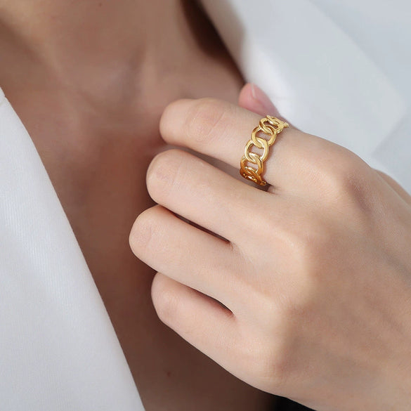 Wholesale Light Luxury White Sea Shell Open Ring For Women Titanium Steel With 18K Gold Non Fading Electroplating Geometric Design