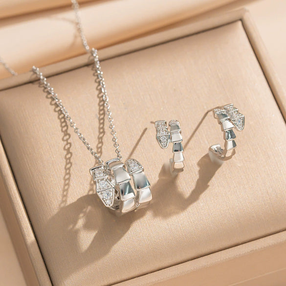 Wholesale Luxury 18K Gold Plated Snake Shape Diamond O Word Chain Necklace And Earrings Set For Women Made Of Environmentally Friendly Copper