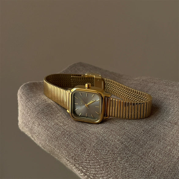 Wholesale Metal Band Quartz Women's Watch With Oval Dial And Medieval Style