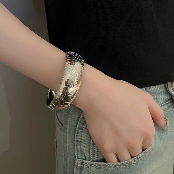 Wholesale Metal Bracelet With Geometric Style Electroplated For High End Feel Wide Edge Personality Exquisite Light Luxury Temperament