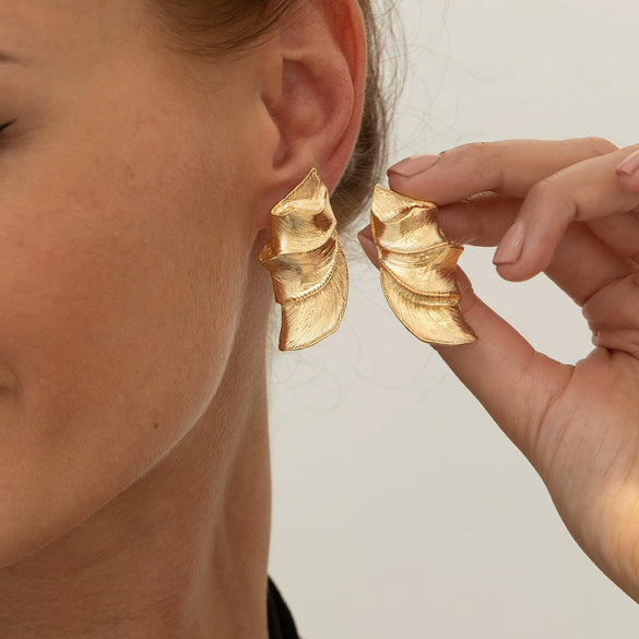 Wholesale Metal Geometric Simple Elegant Pleated Earrings For Women With Electroplating