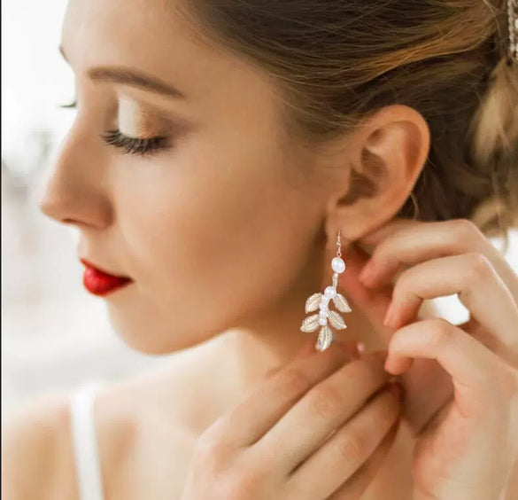 Wholesale Metal Pearl Leaf Earrings Electroplated For Women Simple Geometric Style
