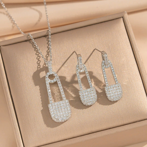 Wholesale Micropaved Zircon Accessories Set Light Luxury Geometric Style Copper O Word Chain Necklace And Earrings For Women And Unisex Vacuum Furnace Electroplated 18K