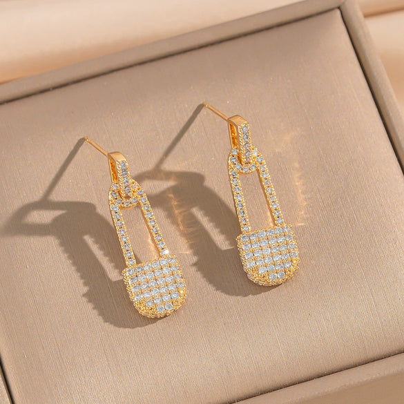 Wholesale Micropaved Zircon Accessories Set Light Luxury Geometric Style Copper O Word Chain Necklace And Earrings For Women And Unisex Vacuum Furnace Electroplated 18K