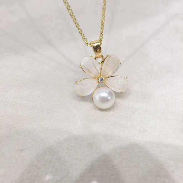 Wholesale Minimalist Freshwater Pearl And Acrylic Flower Pendant Necklace With Copper Accessory