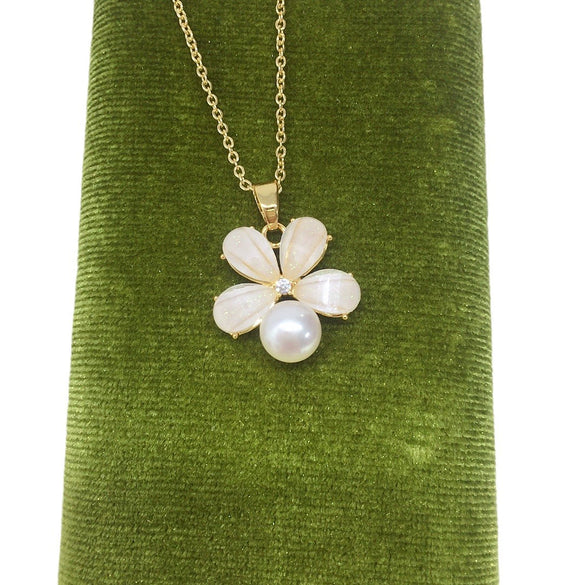 Wholesale Minimalist Freshwater Pearl And Acrylic Flower Pendant Necklace With Copper Accessory