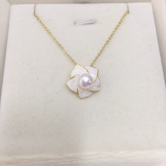 Wholesale Minimalist Freshwater Pearl Pendant Necklace With Copper Accessory And 18K Gold Chain Flat Round And Bun Round Pearl Shapes